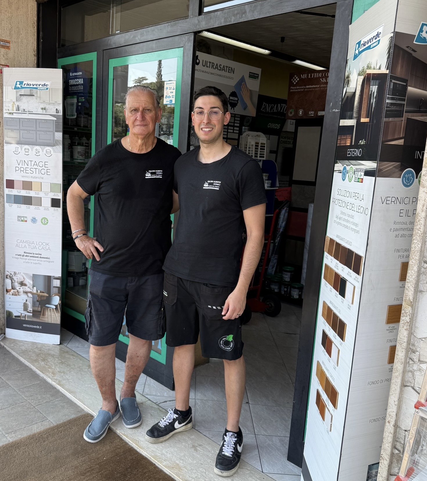 Alberto e Valerio Pulcini davanti al negozio in Via Casilina